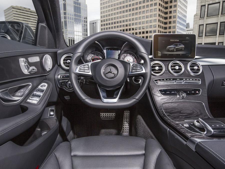  Mercedes-Benz C300 4Matic AMG Line 2015 года  (US) (фото 13 из 23)